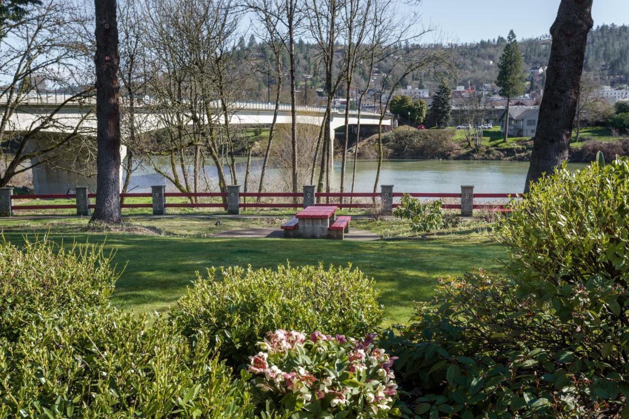 Riverfront Inn Roseburg Exteriör bild