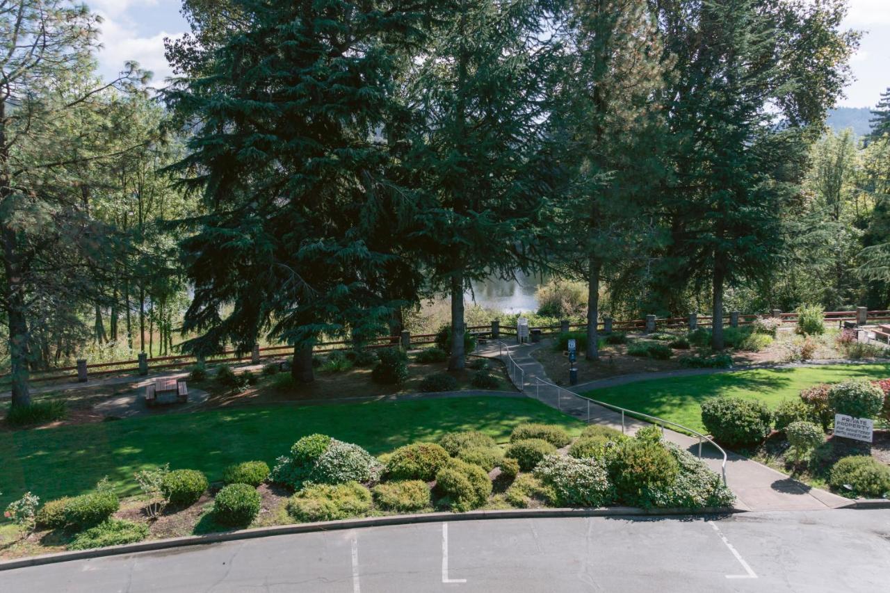Riverfront Inn Roseburg Exteriör bild